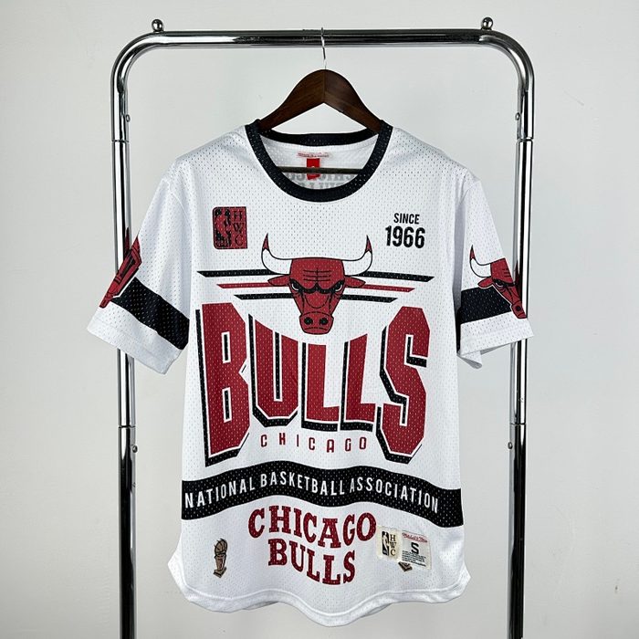 26 MNRetro Manga Curta Bulls